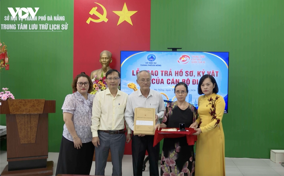 trao tra ho so, ky vat can bo di b cho than nhan o Da nang hinh anh 1