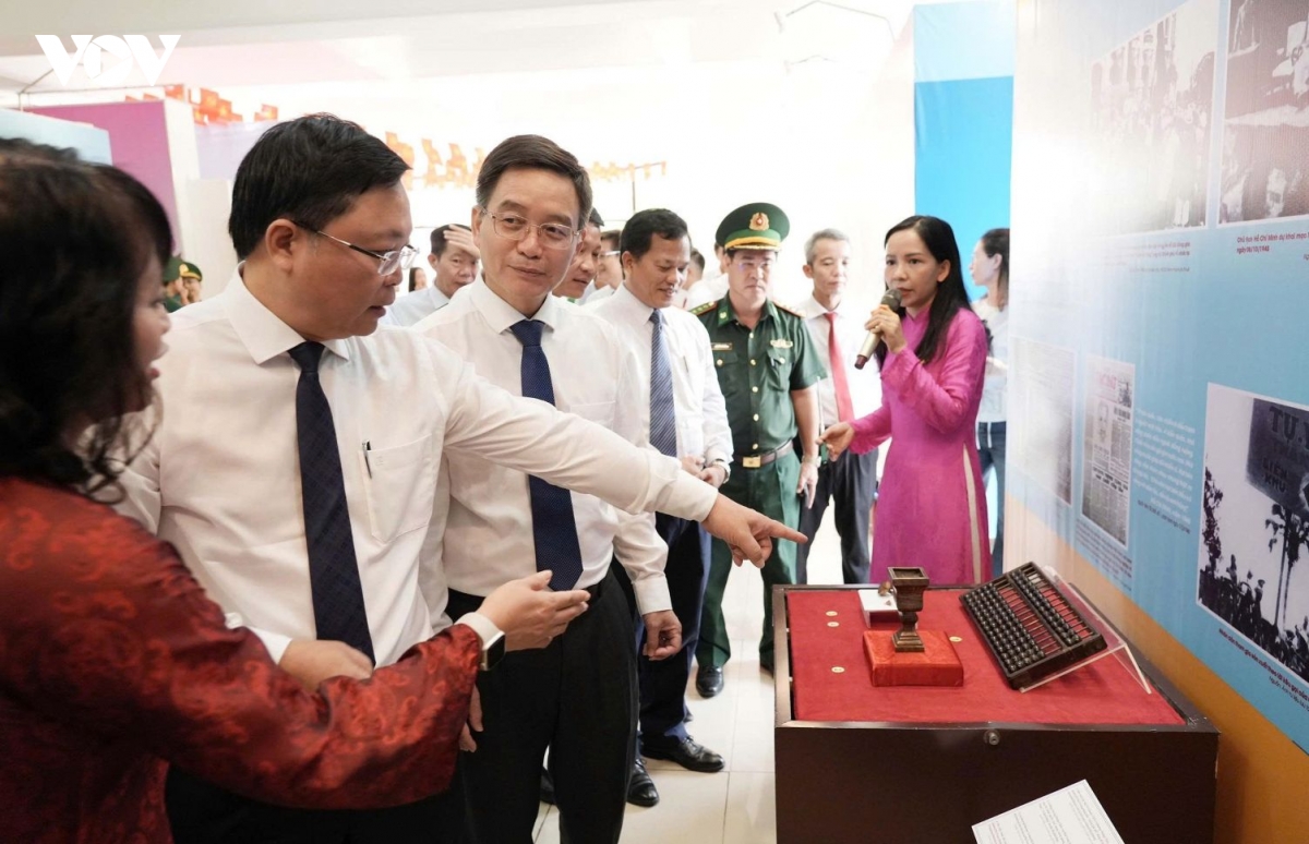 hue trung bay hon 250 tu lieu, hien vat ve chu tich ho chi minh hinh anh 6