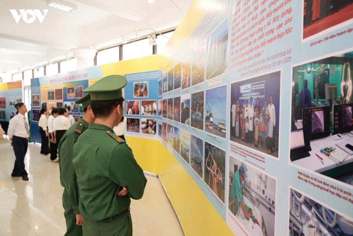 hue trung bay hon 250 tu lieu, hien vat ve chu tich ho chi minh hinh anh 5