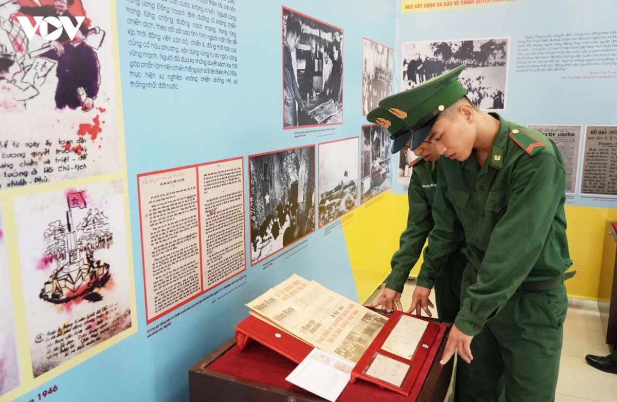 hue trung bay hon 250 tu lieu, hien vat ve chu tich ho chi minh hinh anh 3