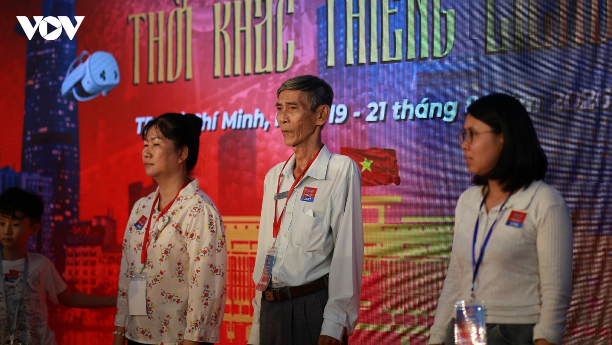 nhieu nguoi xep hang de trai nghiem lai tro ve thoi khac thieng lieng hinh anh 15