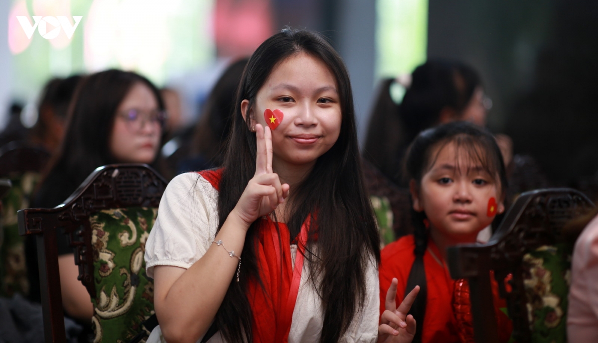 nhieu nguoi xep hang de trai nghiem lai tro ve thoi khac thieng lieng hinh anh 8