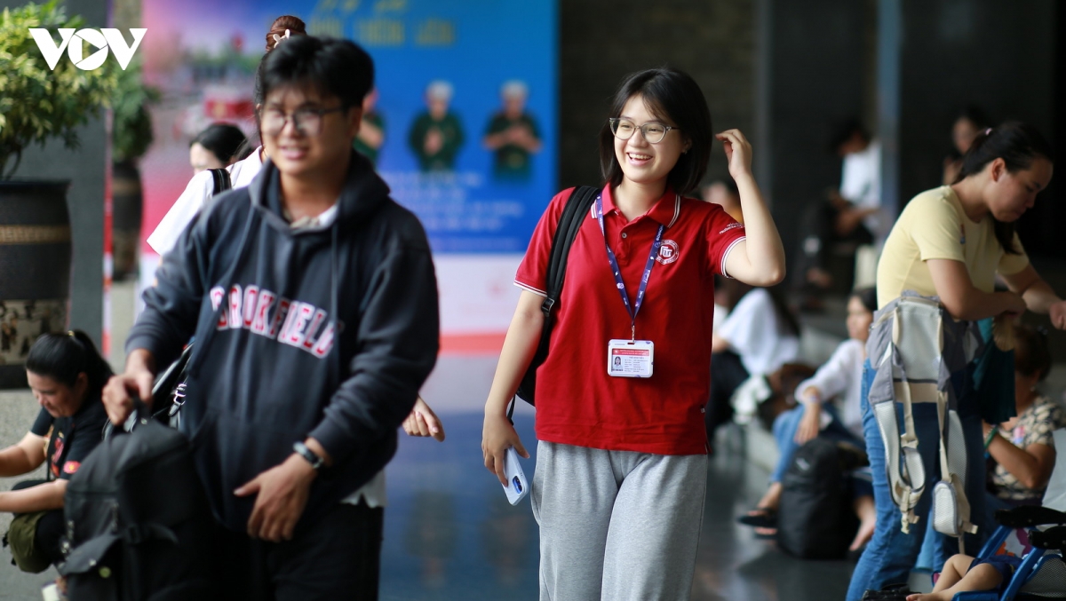 nhieu nguoi xep hang de trai nghiem lai tro ve thoi khac thieng lieng hinh anh 7