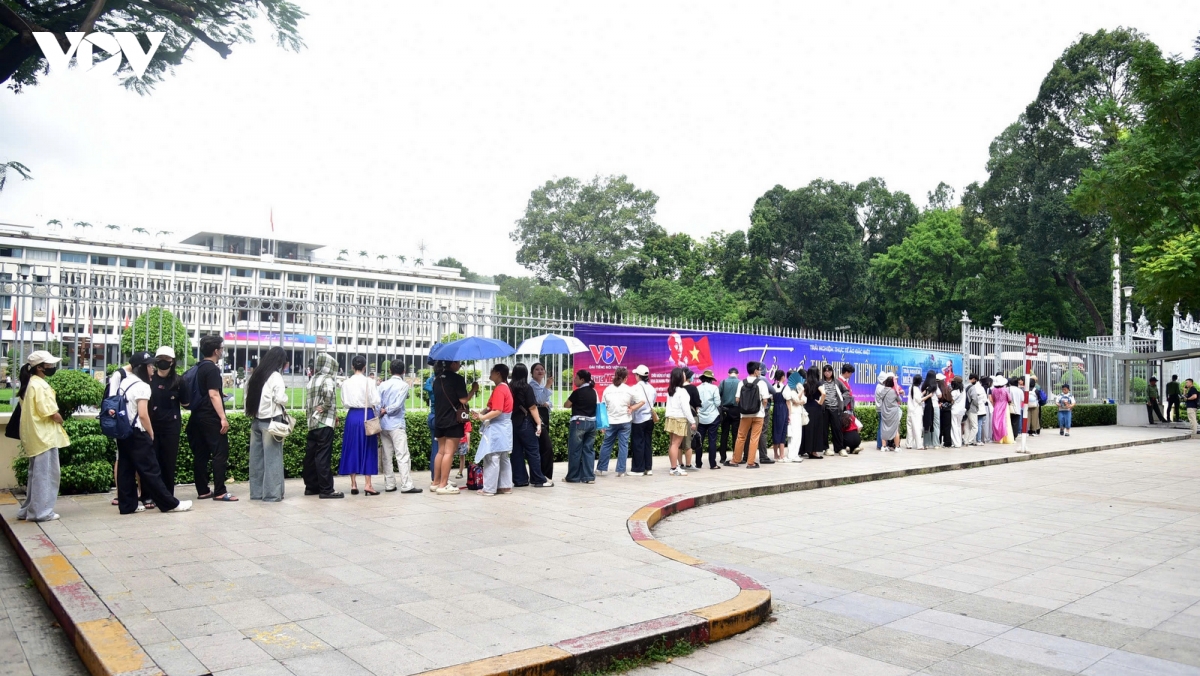 nhieu nguoi xep hang de trai nghiem lai tro ve thoi khac thieng lieng hinh anh 1