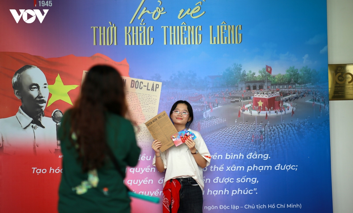 nhieu nguoi xep hang de trai nghiem lai tro ve thoi khac thieng lieng hinh anh 20