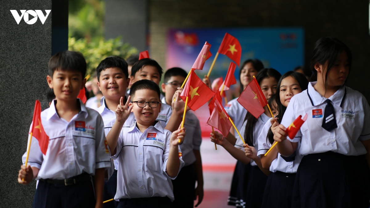 nhieu nguoi xep hang de trai nghiem lai tro ve thoi khac thieng lieng hinh anh 9