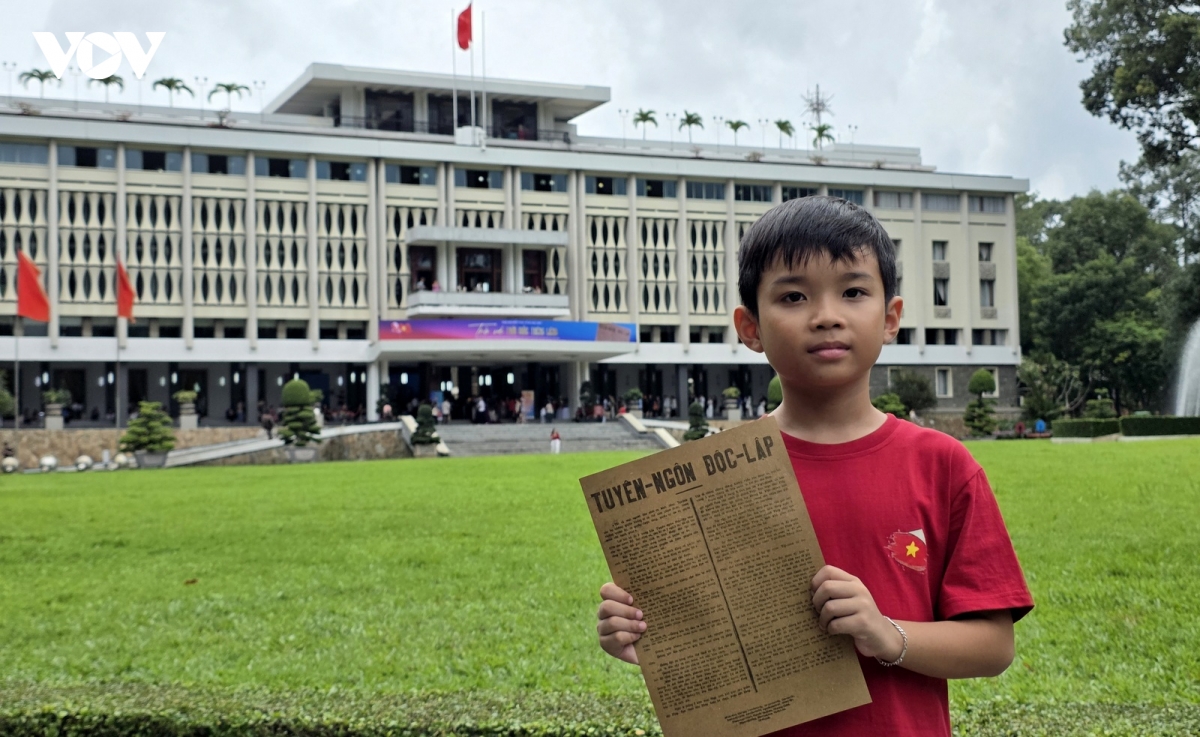 nhieu nguoi xep hang de trai nghiem lai tro ve thoi khac thieng lieng hinh anh 3