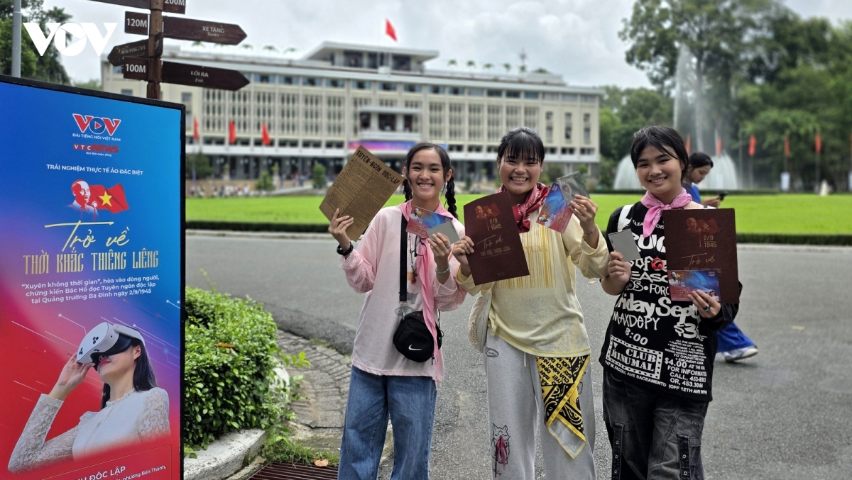 nhieu nguoi xep hang de trai nghiem lai tro ve thoi khac thieng lieng hinh anh 2