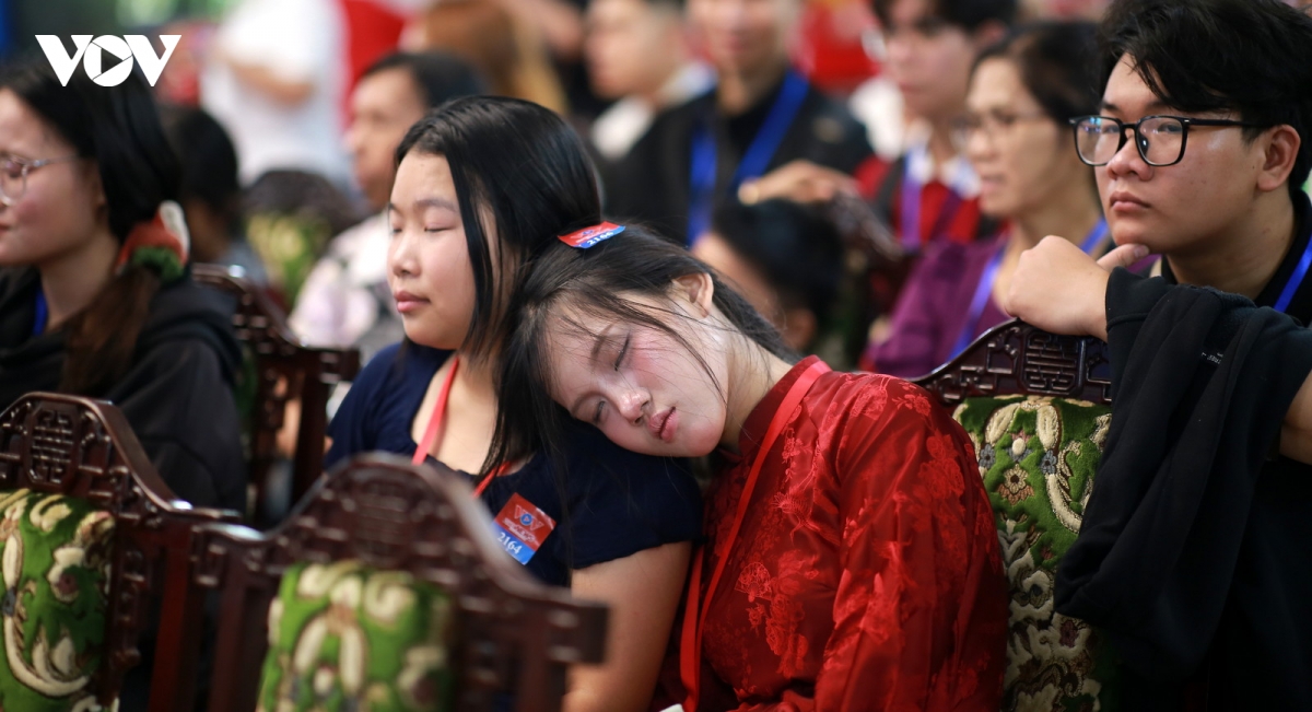nhieu nguoi xep hang de trai nghiem lai tro ve thoi khac thieng lieng hinh anh 11