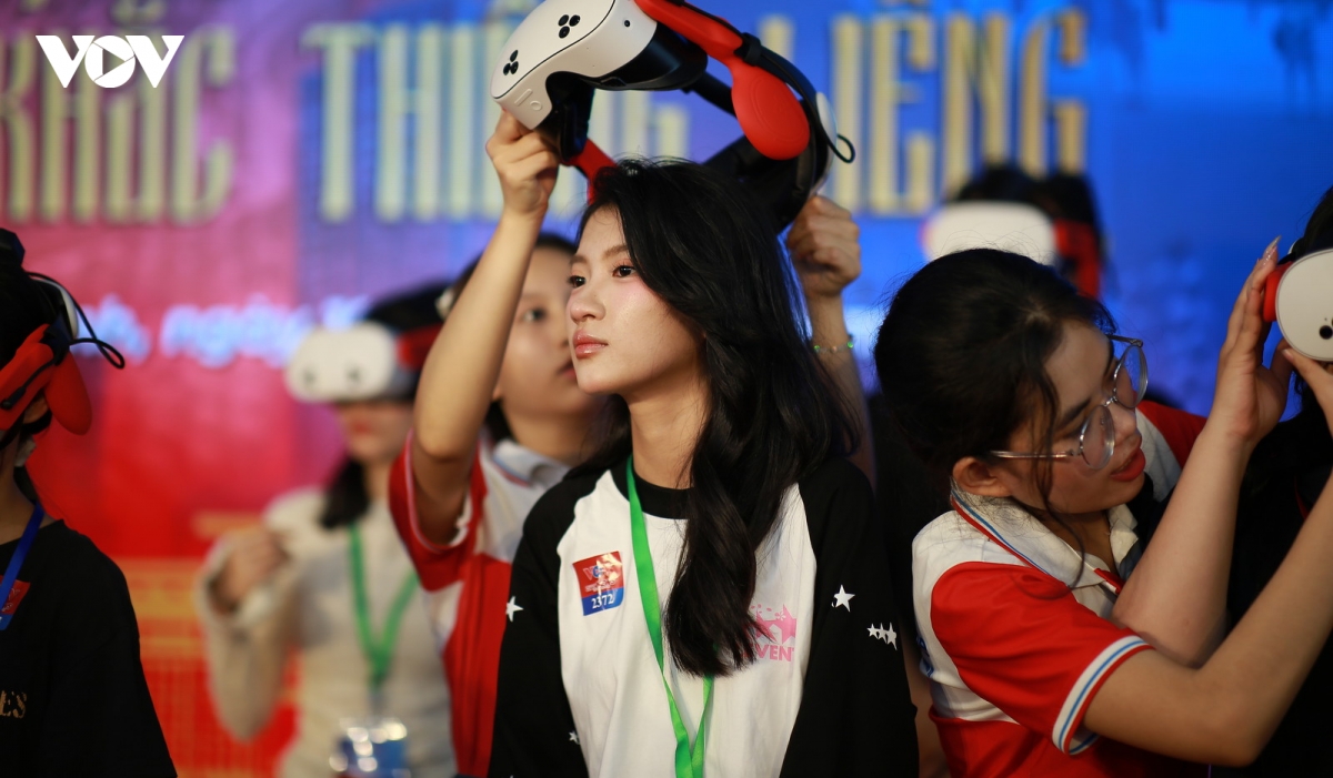 nhieu nguoi xep hang de trai nghiem lai tro ve thoi khac thieng lieng hinh anh 12