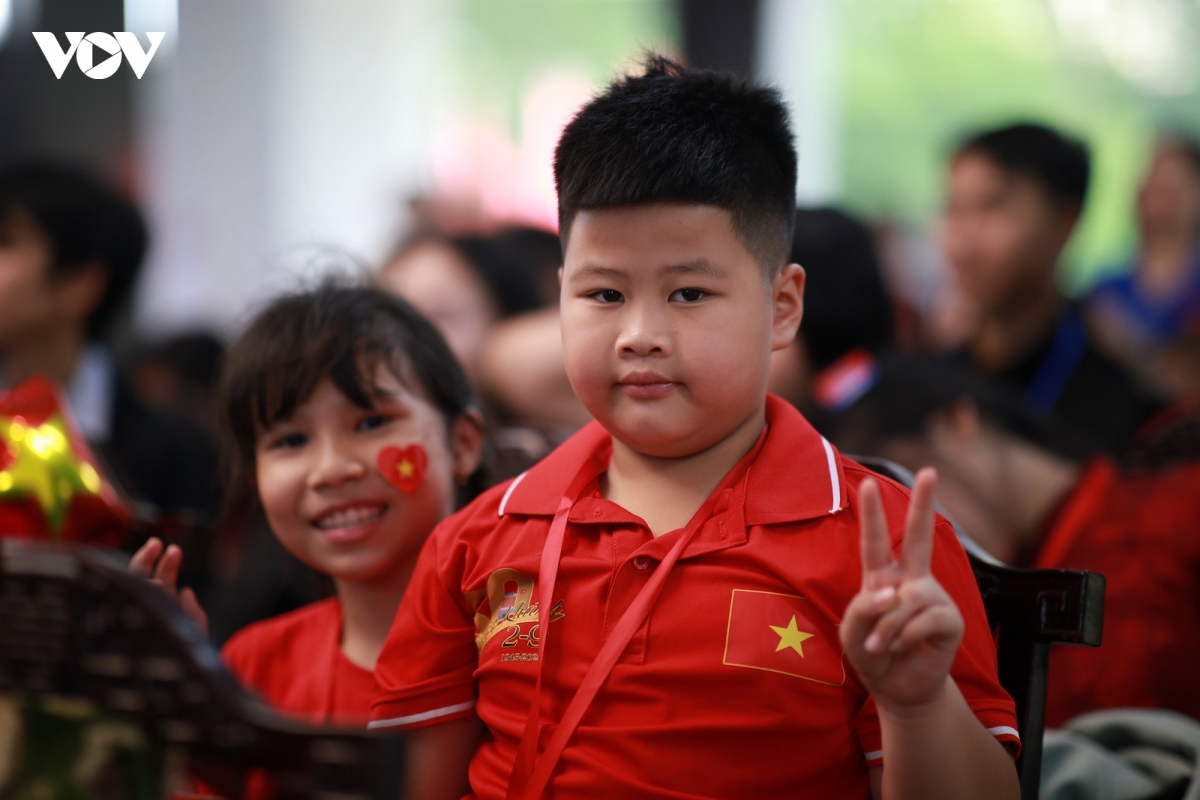 nhieu nguoi xep hang de trai nghiem lai tro ve thoi khac thieng lieng hinh anh 18