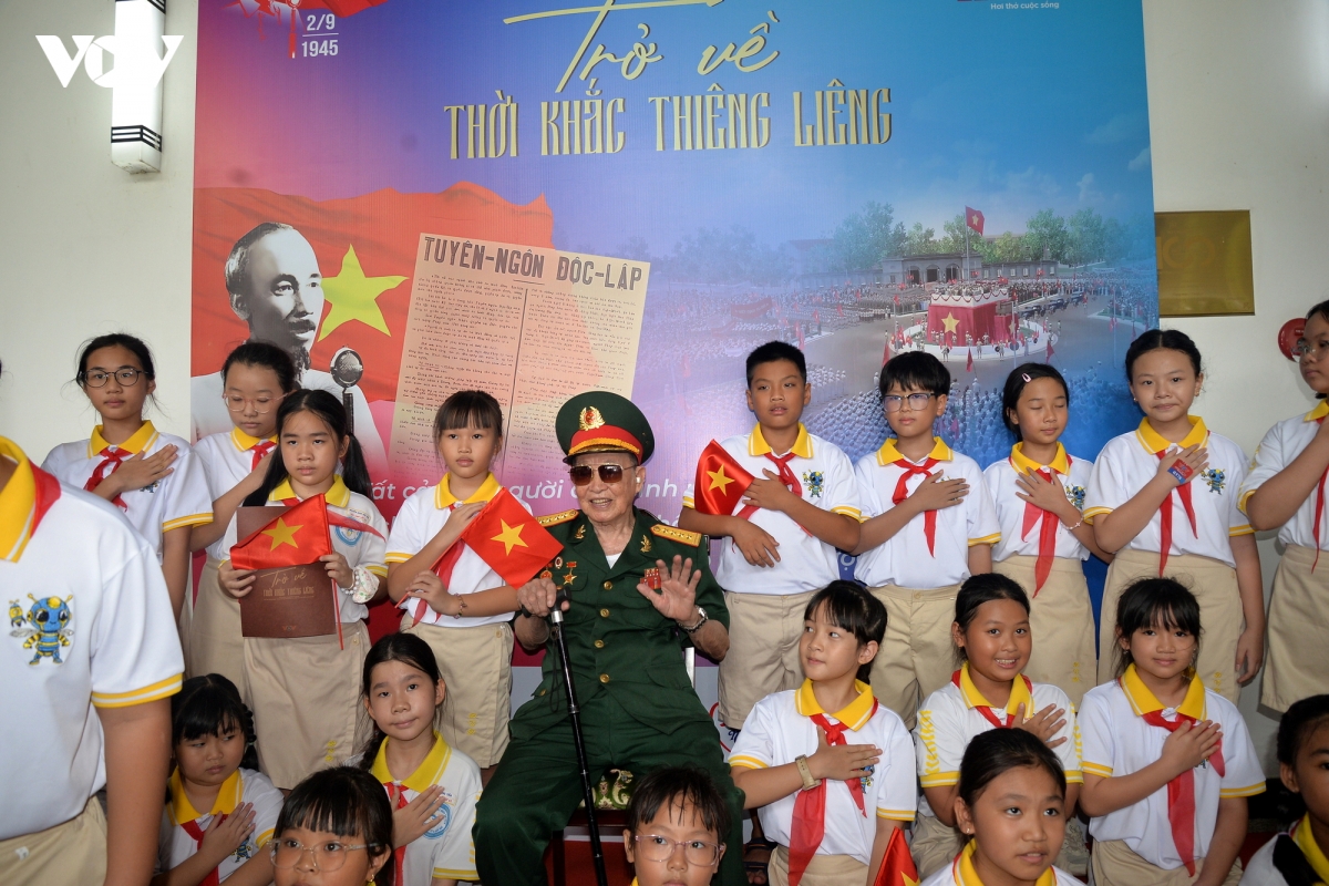 dong nguoi xep hang trai nghiem tro ve thoi khac thieng lieng tai dinh Doc lap hinh anh 12