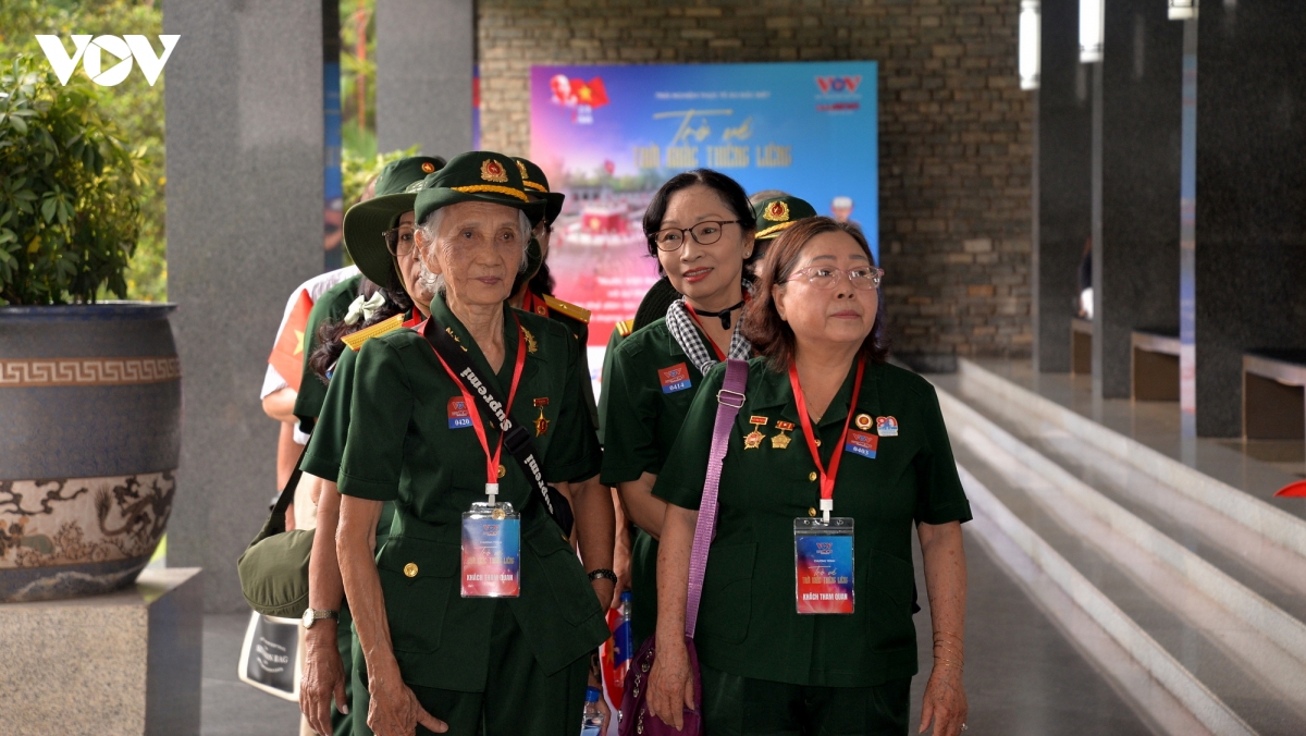 dong nguoi xep hang trai nghiem tro ve thoi khac thieng lieng tai dinh Doc lap hinh anh 14