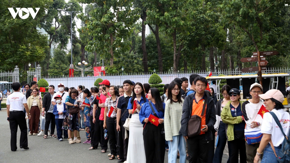 dong nguoi xep hang trai nghiem tro ve thoi khac thieng lieng tai dinh Doc lap hinh anh 2