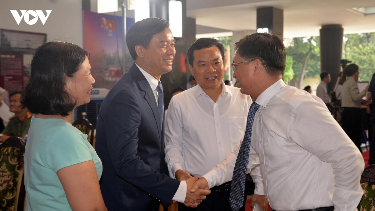 dong nguoi xep hang trai nghiem tro ve thoi khac thieng lieng tai dinh Doc lap hinh anh 3