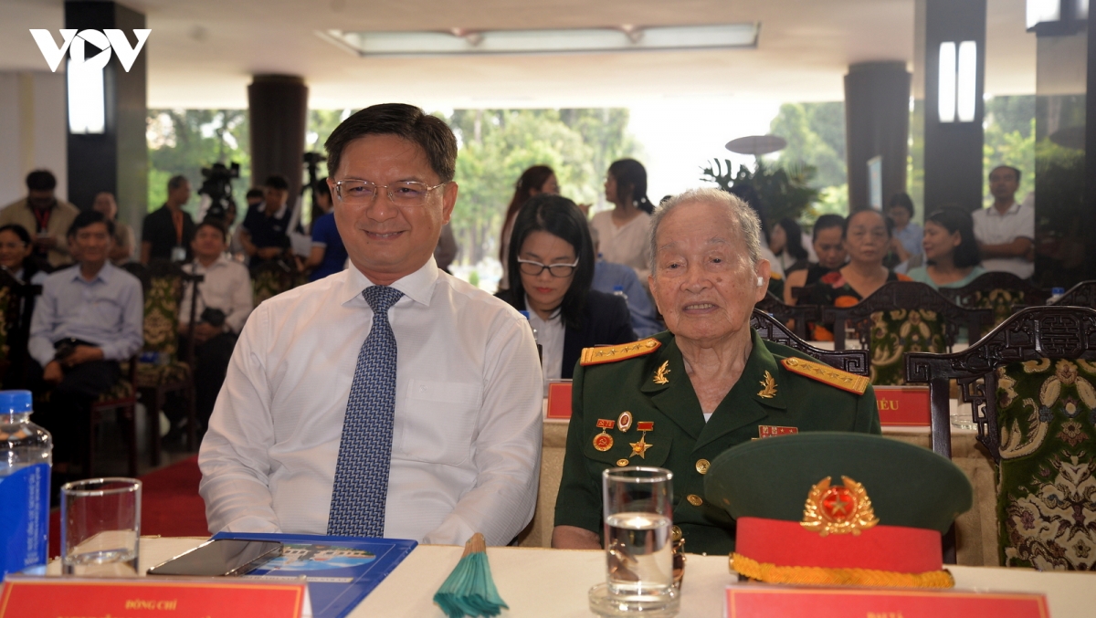 dong nguoi xep hang trai nghiem tro ve thoi khac thieng lieng tai dinh Doc lap hinh anh 6