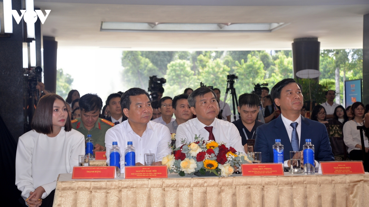 dong nguoi xep hang trai nghiem tro ve thoi khac thieng lieng tai dinh Doc lap hinh anh 5