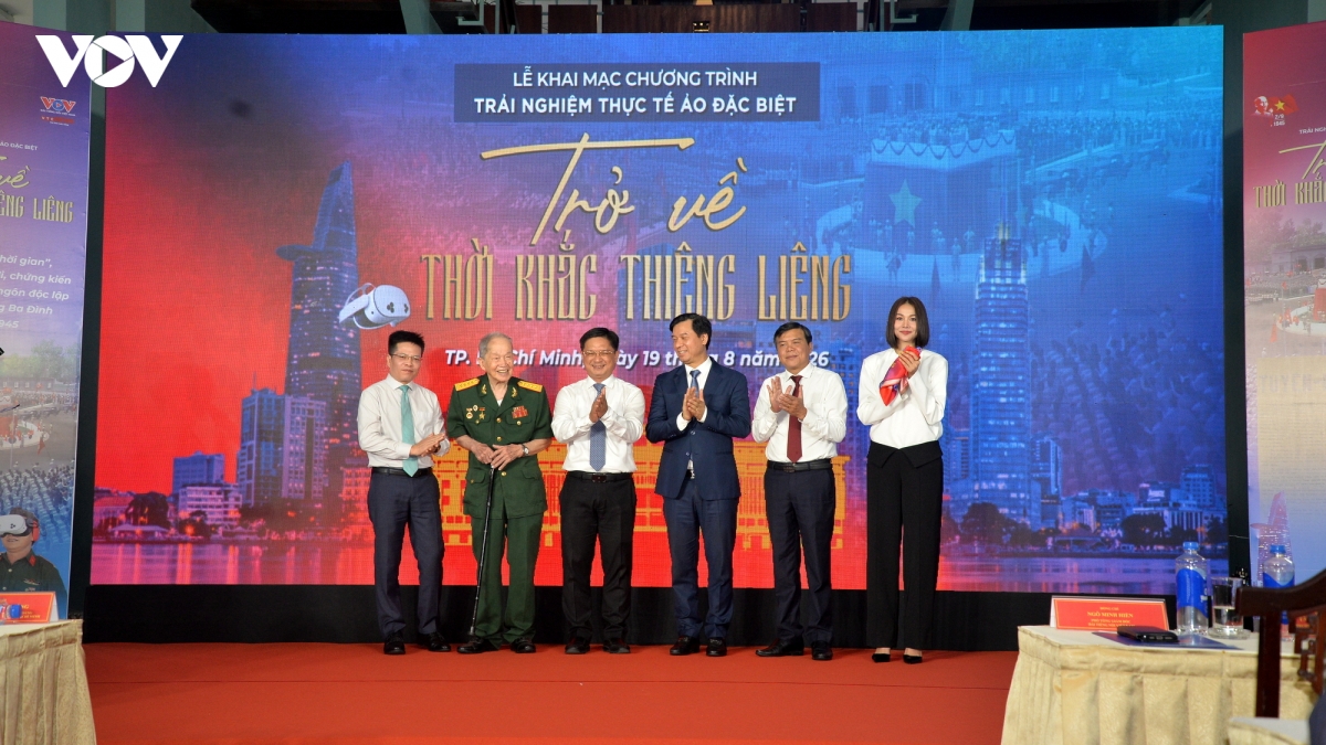 dong nguoi xep hang trai nghiem tro ve thoi khac thieng lieng tai dinh Doc lap hinh anh 10