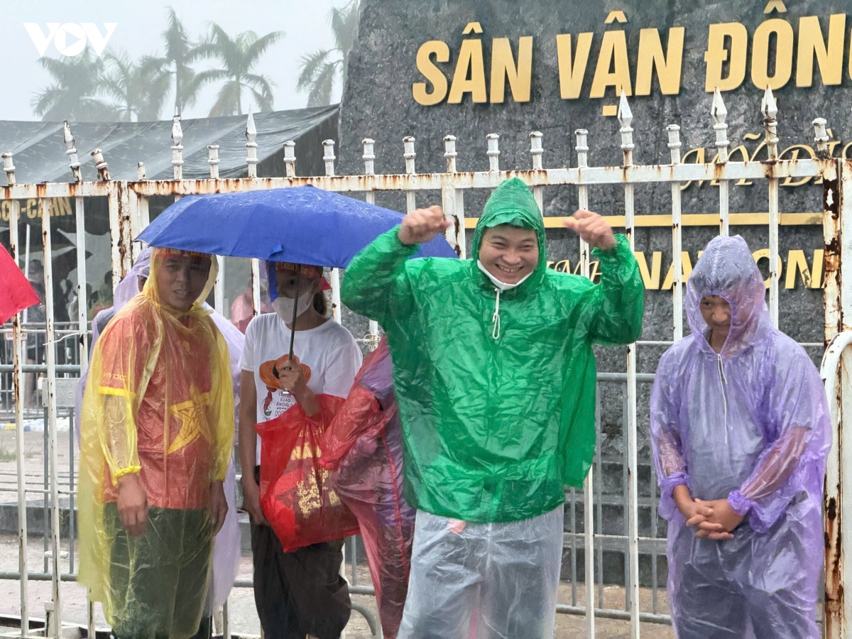 cDv doi mua den san my Dinh tiep lua cho Dt viet nam dau malaysia hinh anh 9
