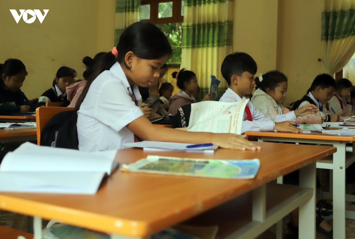 Đà Nẵng hỗ trợ tiền ăn, sách vở cho học sinh nội trú ở biên giới