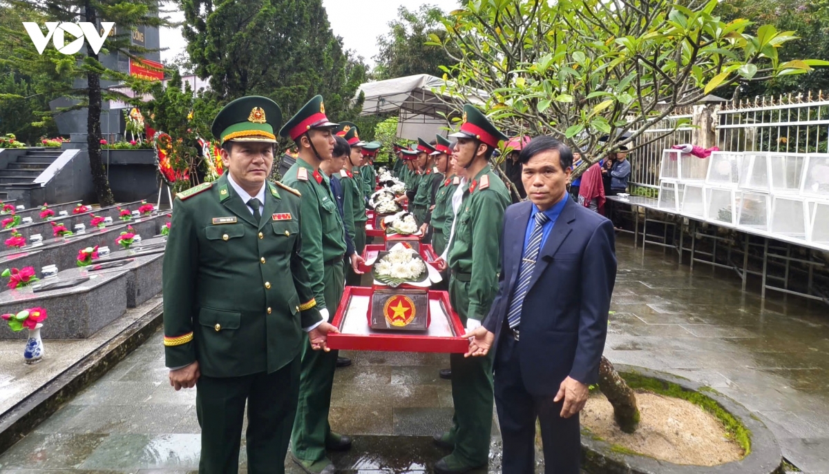truy dieu, an tang 10 hai cot liet si o xa Dak pek, tinh quang ngai hinh anh 1
