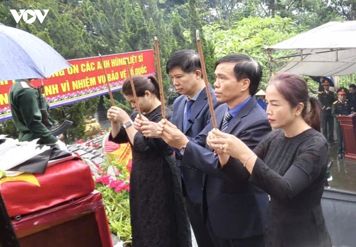 truy dieu, an tang 10 hai cot liet si o xa Dak pek, tinh quang ngai hinh anh 2