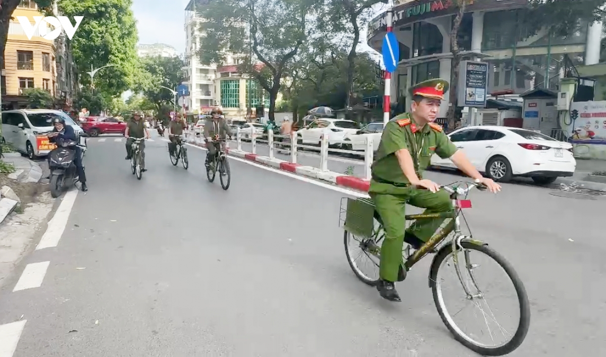 Công an đạp xe tuần tra ở phường Hai Bà Trưng, Hà Nội