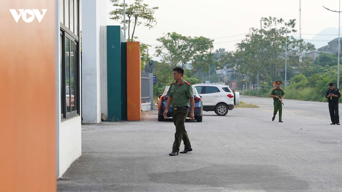 siet an ninh tai truong thpt chuyen tuyen quang truoc gio 326 thi sinh lam thu tuc hinh anh 3
