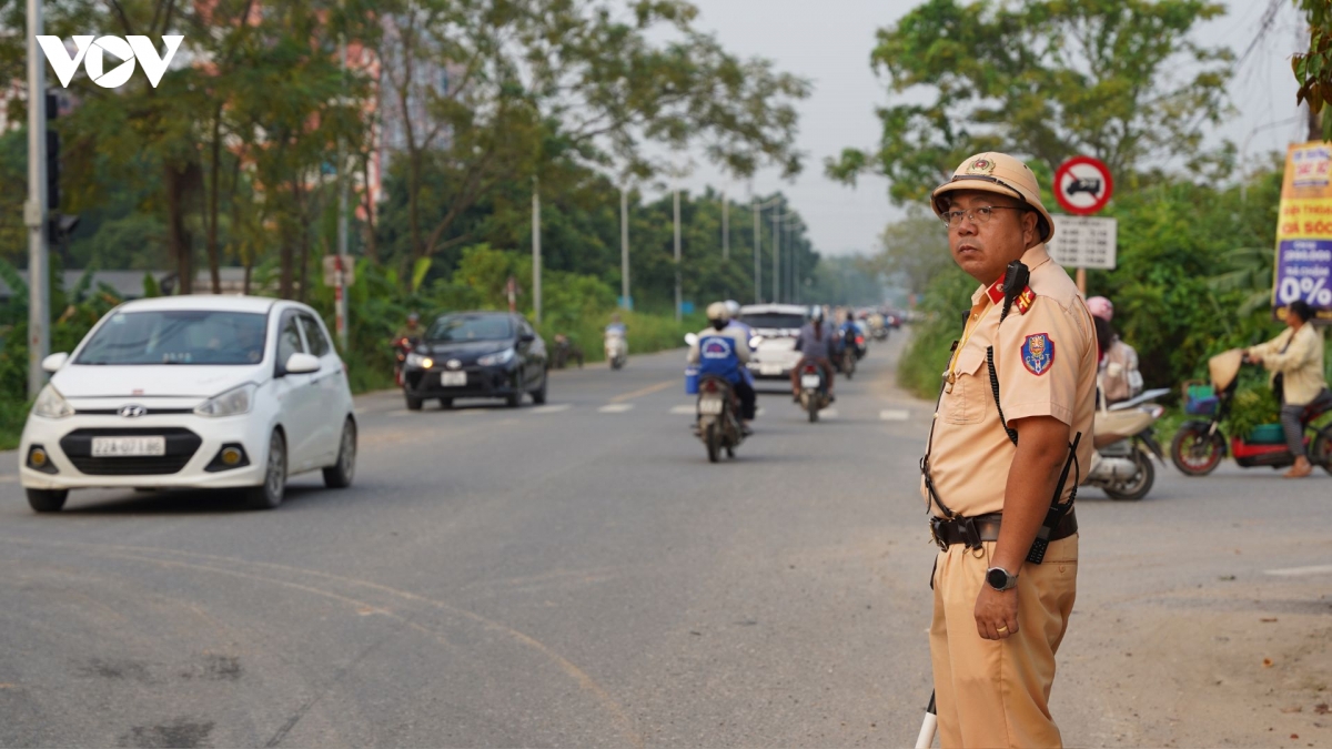 an ninh siet chat tu xa trong ngay thi lai dau tien tai truong chuyen tuyen quang hinh anh 4