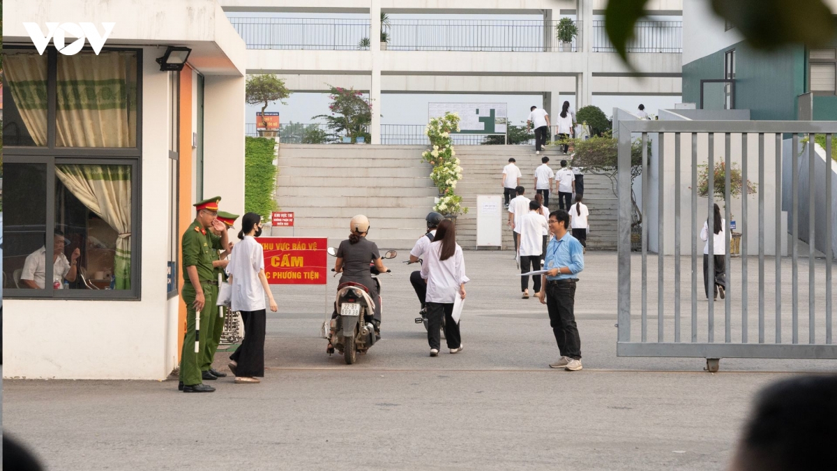 an ninh siet chat tu xa trong ngay thi lai dau tien tai truong chuyen tuyen quang hinh anh 10