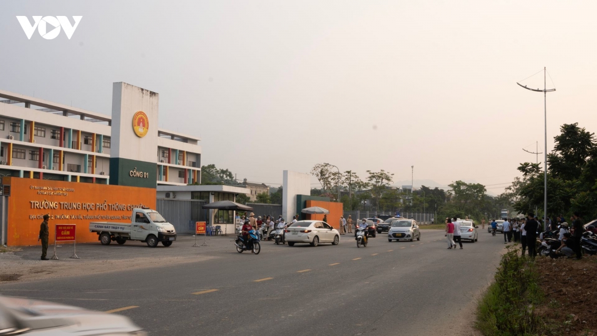 an ninh siet chat tu xa trong ngay thi lai dau tien tai truong chuyen tuyen quang hinh anh 1