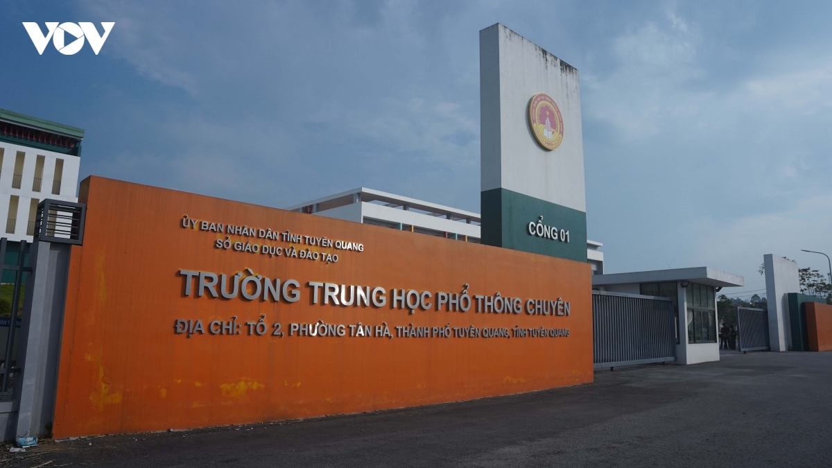siet an ninh tai truong thpt chuyen tuyen quang truoc gio 326 thi sinh lam thu tuc hinh anh 1