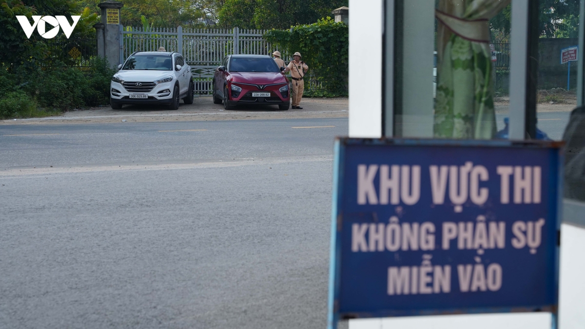 siet an ninh tai truong thpt chuyen tuyen quang truoc gio 326 thi sinh lam thu tuc hinh anh 5