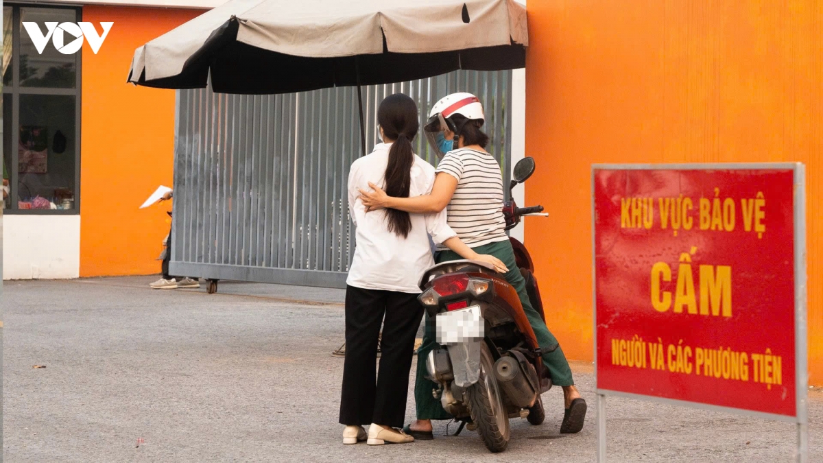 ngay dau thi lai o tuyen quang phu huynh thap thom cho con hinh anh 1