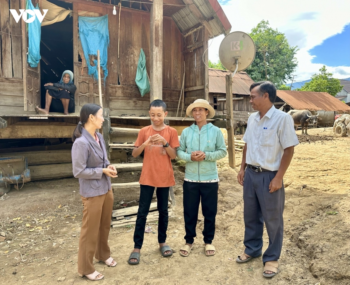 nam hoc moi, Dak lak no luc dua hoc sinh vung kho den lop hinh anh 1