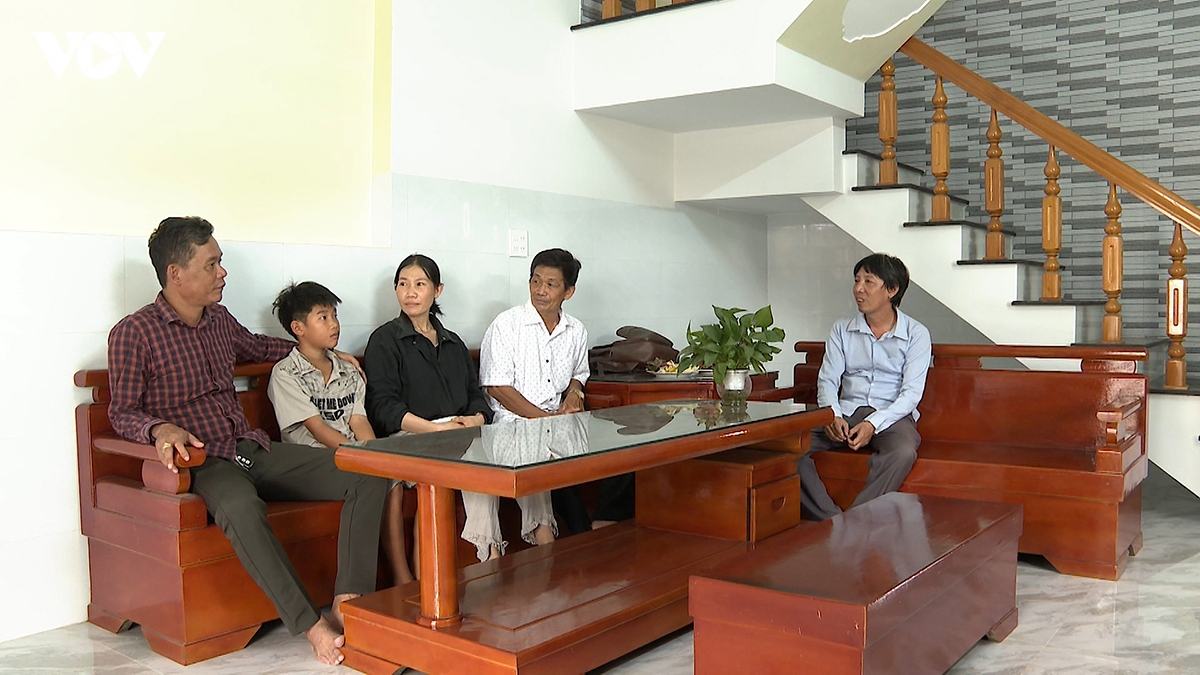 Di tung nha, van dong hoc sinh vung bien Dak lak den lop hinh anh 4