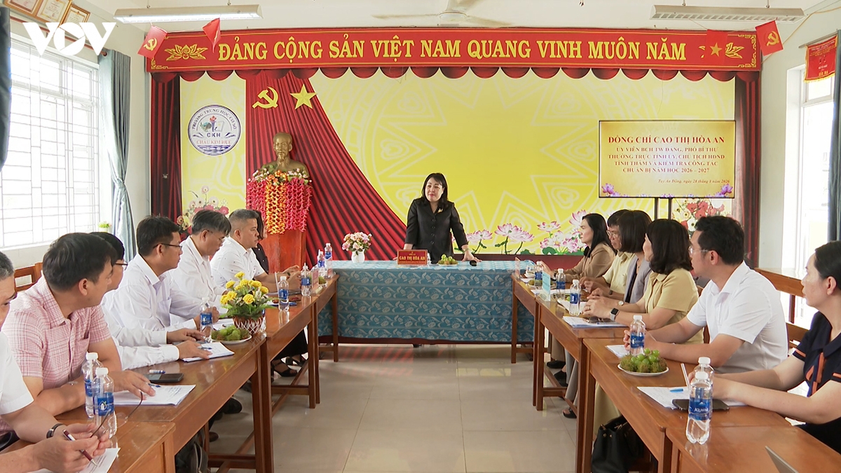 Di tung nha, van dong hoc sinh vung bien Dak lak den lop hinh anh 5