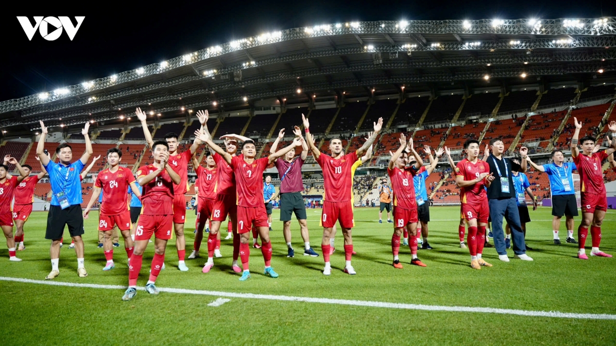 ĐT Việt Nam tri ân cổ động viên ở Rajamangala sau trận thắng 2-0 trước ĐT Thái Lan