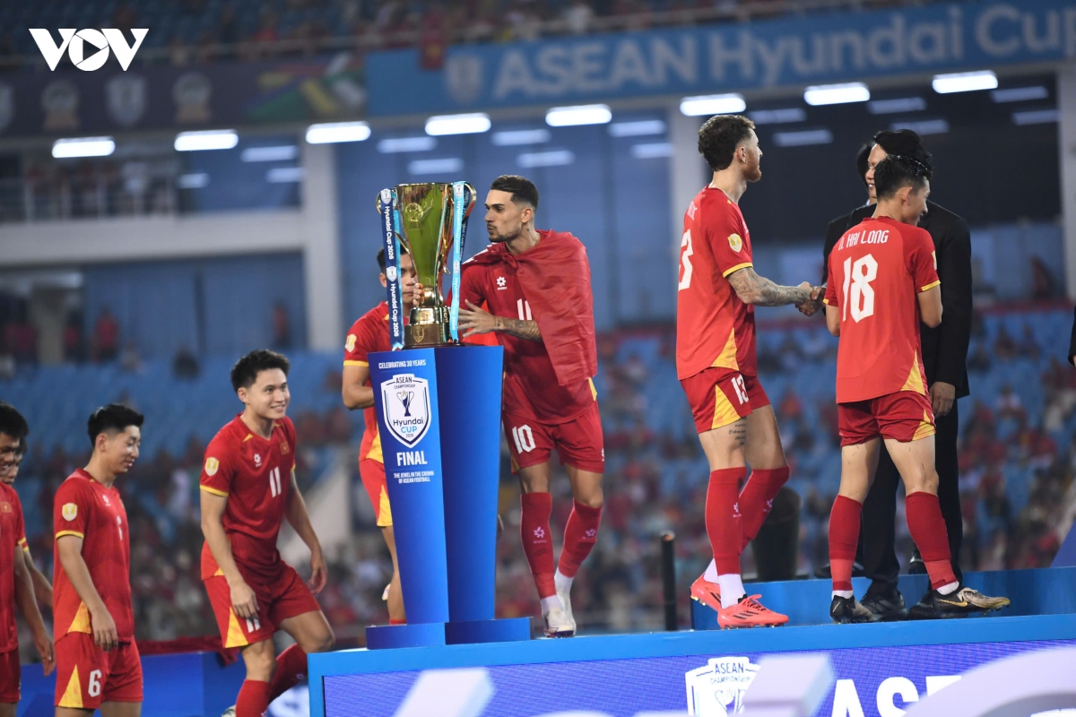 khoanh khac chu tich fifa trao cup vo dich asean cup 2026 cho Dt viet nam hinh anh 1