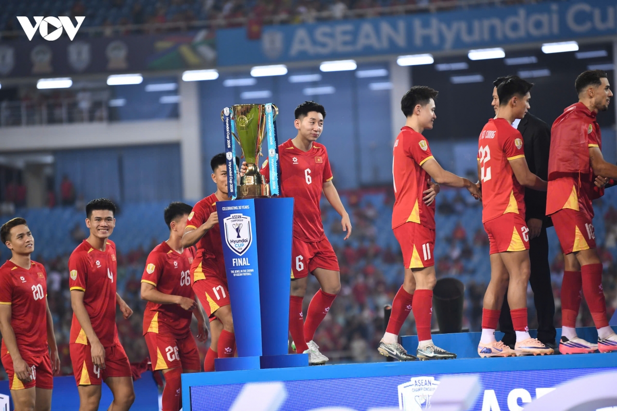 khoanh khac chu tich fifa trao cup vo dich asean cup 2026 cho Dt viet nam hinh anh 2