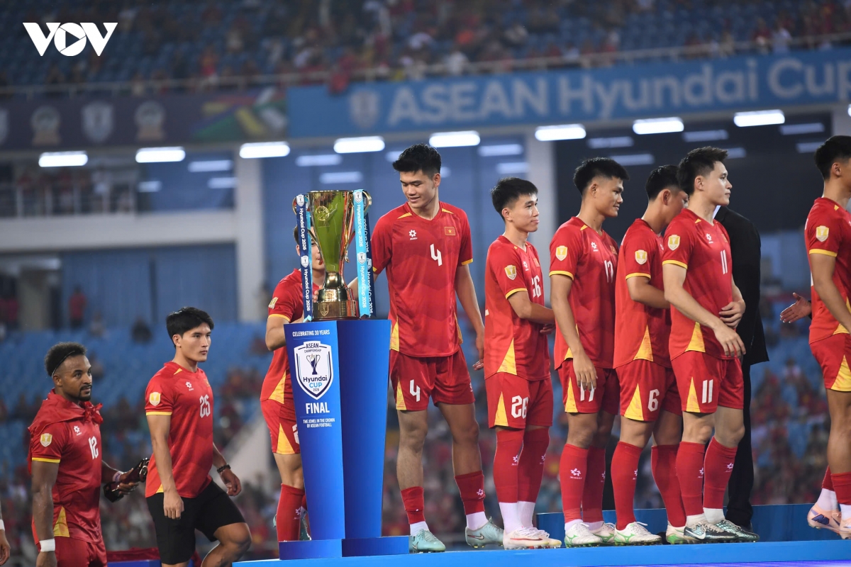 khoanh khac chu tich fifa trao cup vo dich asean cup 2026 cho Dt viet nam hinh anh 3