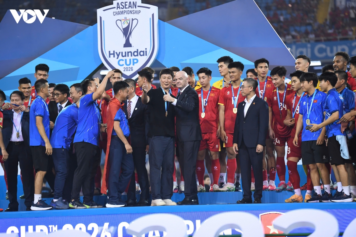 khoanh khac chu tich fifa trao cup vo dich asean cup 2026 cho Dt viet nam hinh anh 10