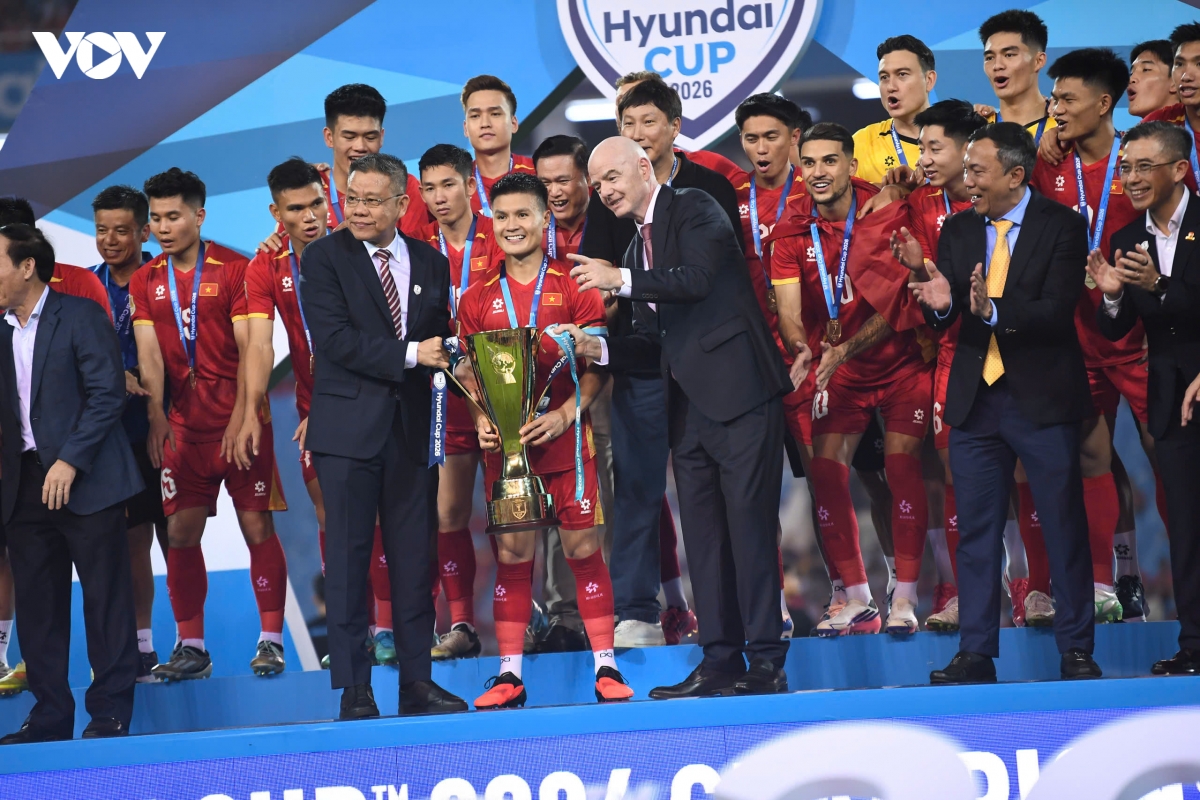 khoanh khac chu tich fifa trao cup vo dich asean cup 2026 cho Dt viet nam hinh anh 11