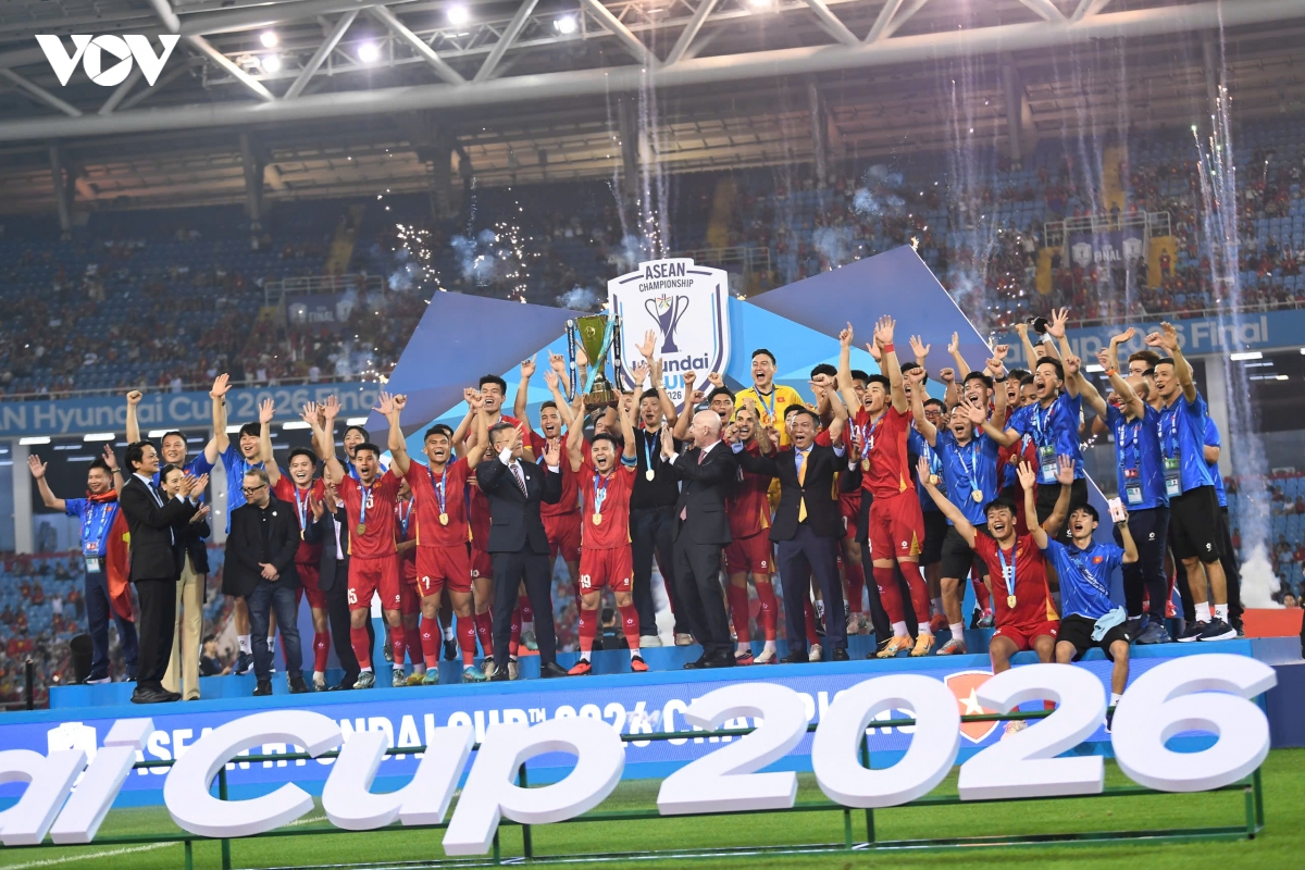 khoanh khac chu tich fifa trao cup vo dich asean cup 2026 cho Dt viet nam hinh anh 12
