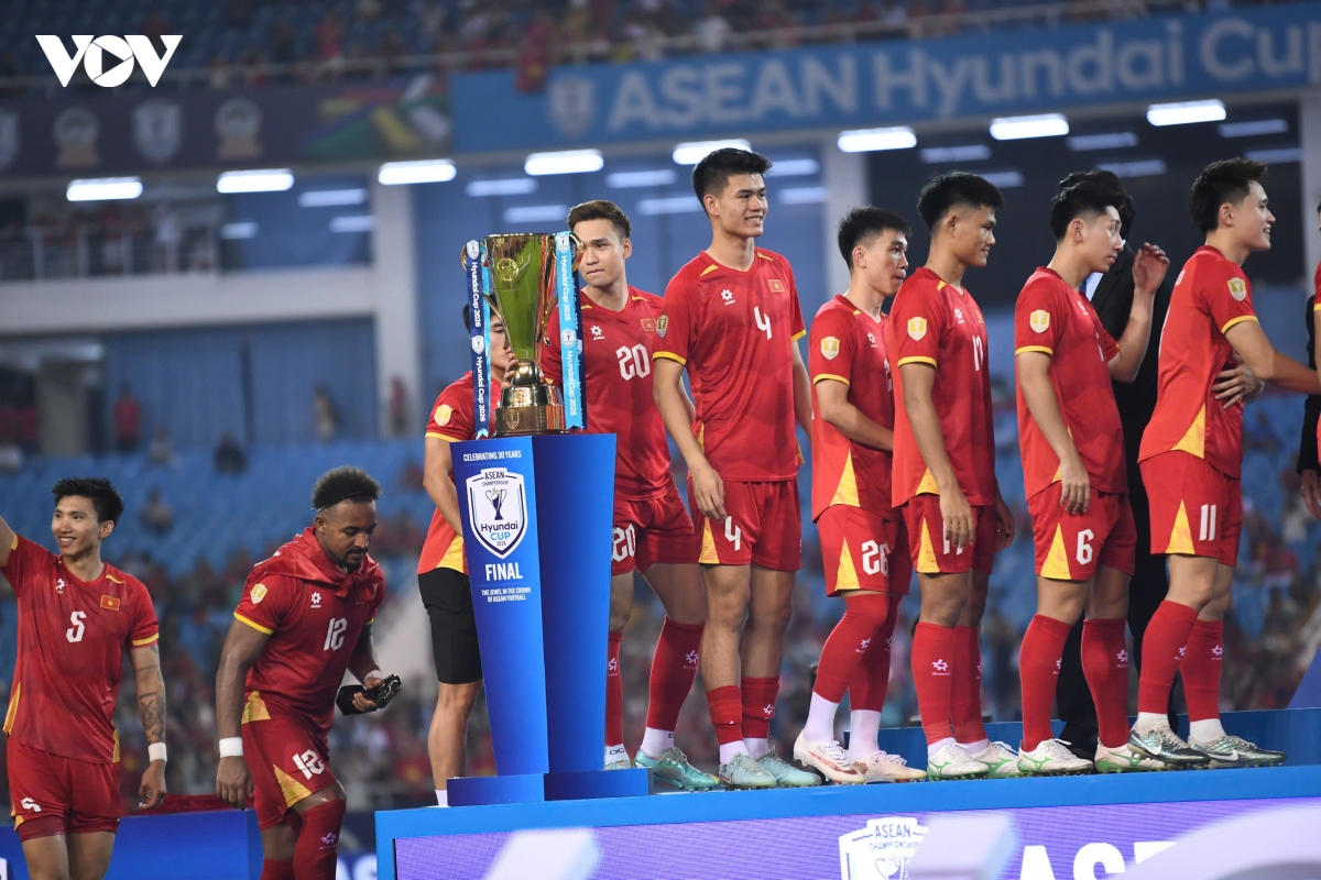 khoanh khac chu tich fifa trao cup vo dich asean cup 2026 cho Dt viet nam hinh anh 4