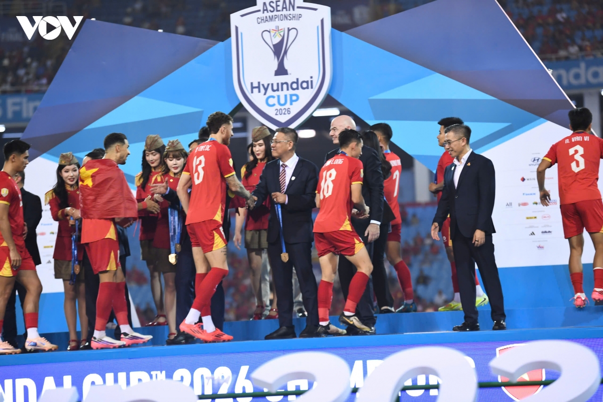 khoanh khac chu tich fifa trao cup vo dich asean cup 2026 cho Dt viet nam hinh anh 5