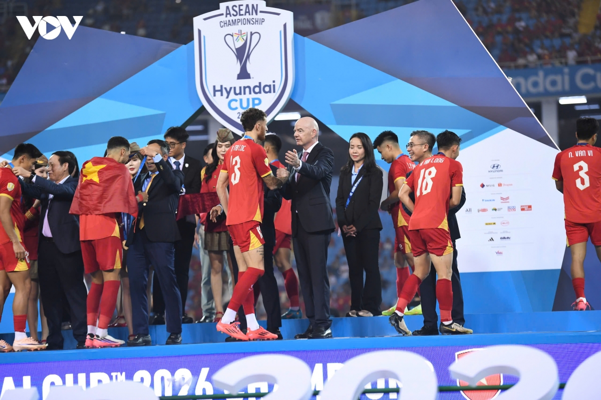 khoanh khac chu tich fifa trao cup vo dich asean cup 2026 cho Dt viet nam hinh anh 6