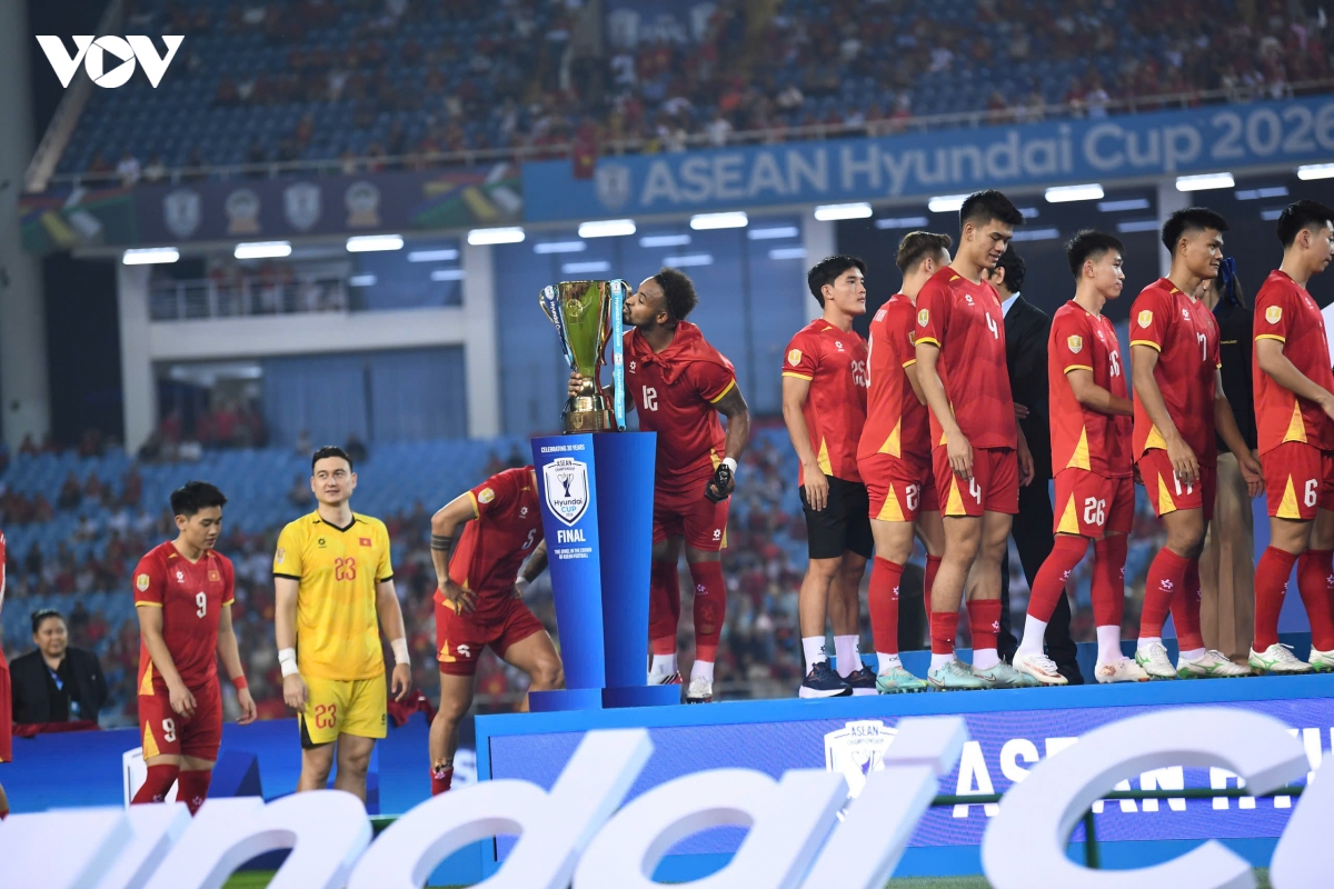 khoanh khac chu tich fifa trao cup vo dich asean cup 2026 cho Dt viet nam hinh anh 7