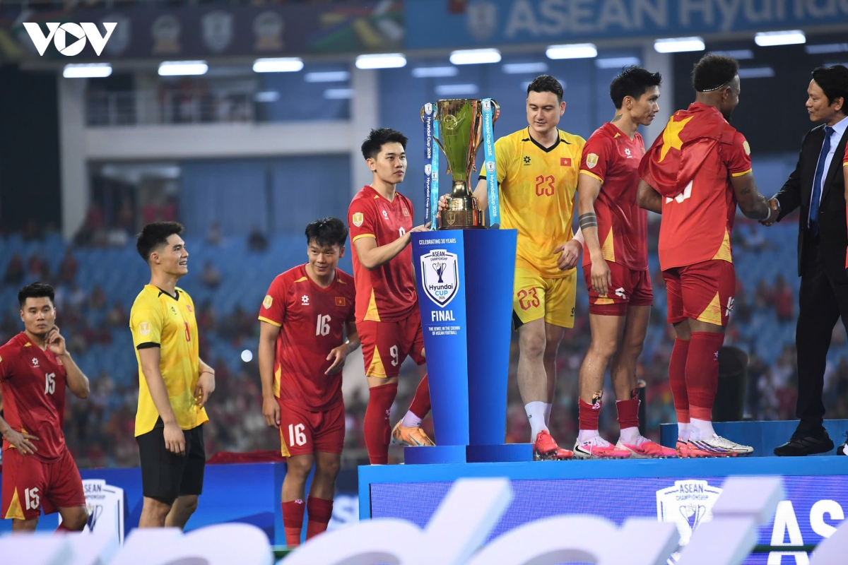 khoanh khac chu tich fifa trao cup vo dich asean cup 2026 cho Dt viet nam hinh anh 8