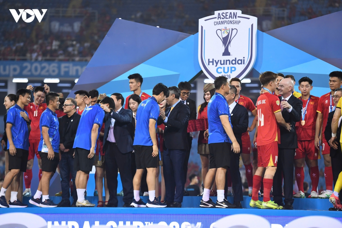 khoanh khac chu tich fifa trao cup vo dich asean cup 2026 cho Dt viet nam hinh anh 9